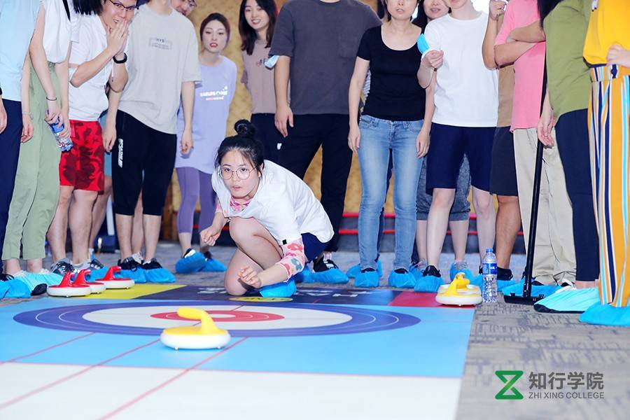 旱地冰壺、冰壺團(tuán)建 運(yùn)動(dòng)團(tuán)建冰壺 (1).jpg