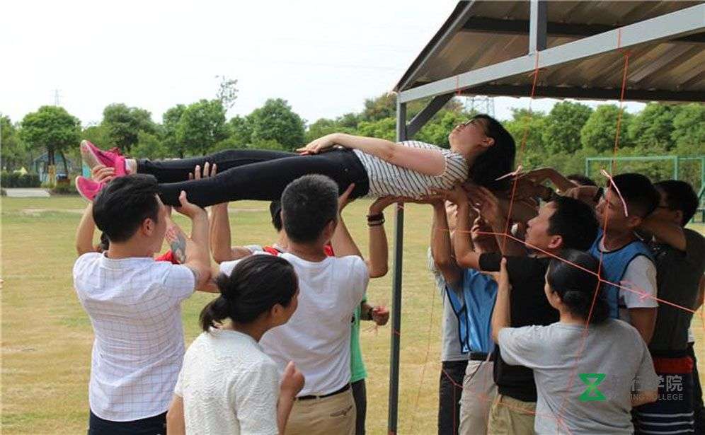 穿越黑洞2.jpg 穿越黑洞2.jpg