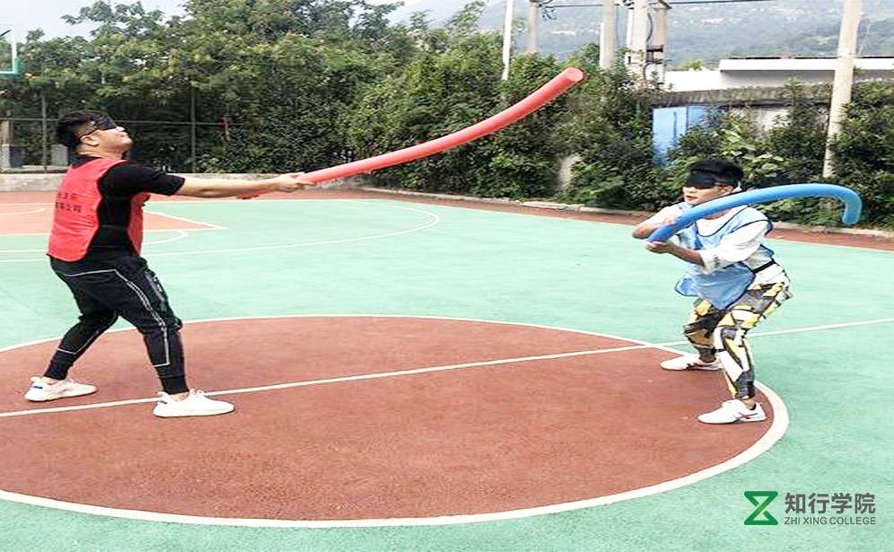 蒙眼互打圖片.jpg 蒙眼互打圖片.jpg