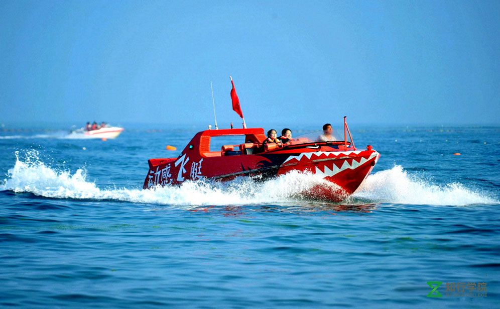 快艇登島1.jpg